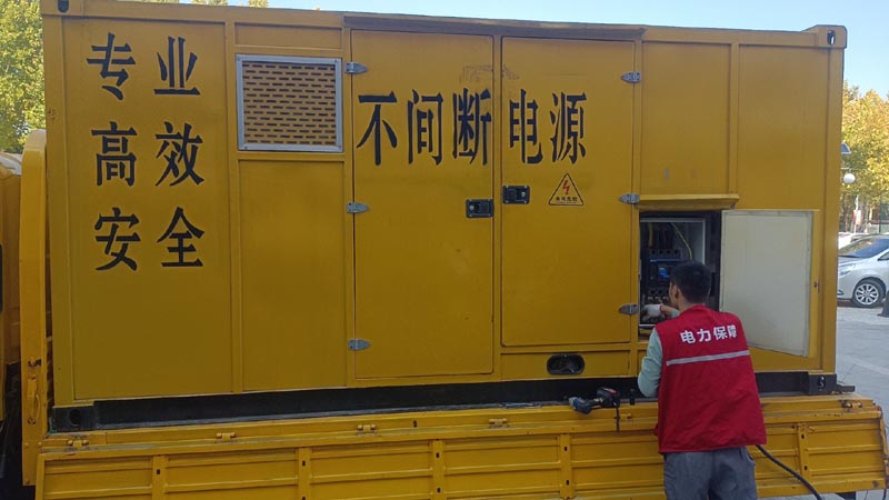 西华柴油发电机组和UPS电源配合使用时，如何避免切换过程中的电力中断？